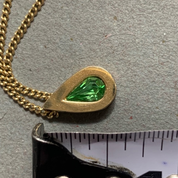 10” Goldtone (AVON) Necklace Faux Emerald Green Teardrop Pendant - Picture 4 of 7